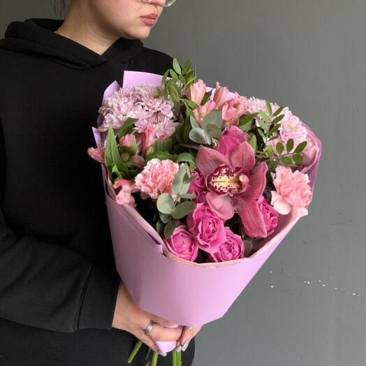 Розовый вечер с орхидеей и пионовидными розами