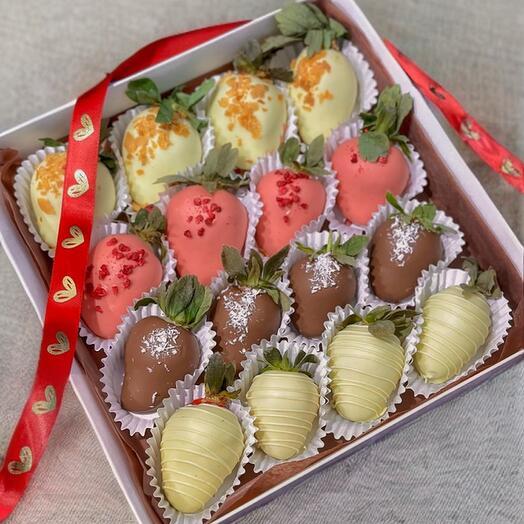 Свежая клубника в шоколаде 12 шт