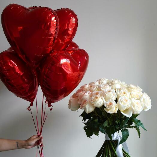 Белые розы и шары в виде сердца