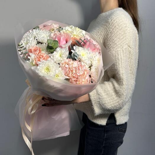 Original bouquet with hydrangeas and French roses