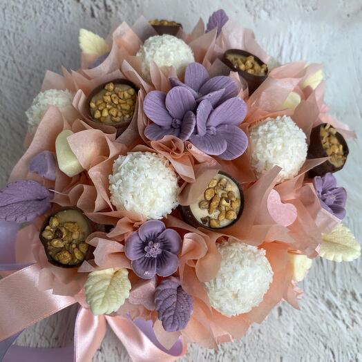 Композиция из шоколадных цветов,сердечек и шоколадных конфет