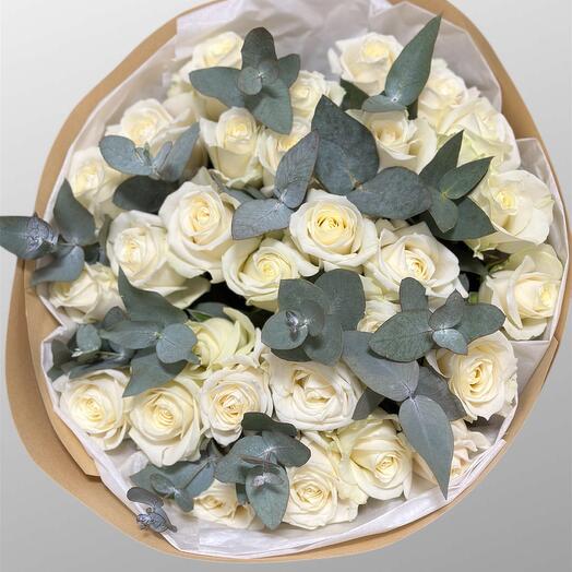 Белые розы в крафте с эвкалиптом