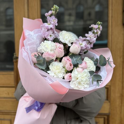 Букет пион роза, диантус, маттиола, эвкалипт (сб 121)