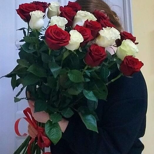 Букет белых и красных роз