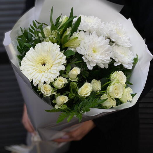 Букет из роз, гербер и хризантем в оформлении