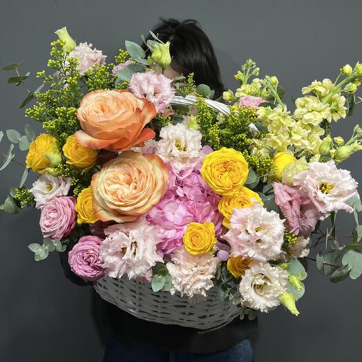 Яркая корзина с цветами 169