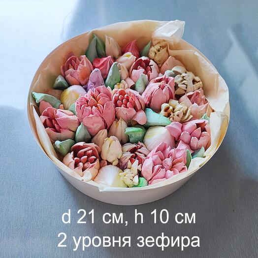 Marshmallow bouquet of pink tulips in a white hat box 21x10 cm