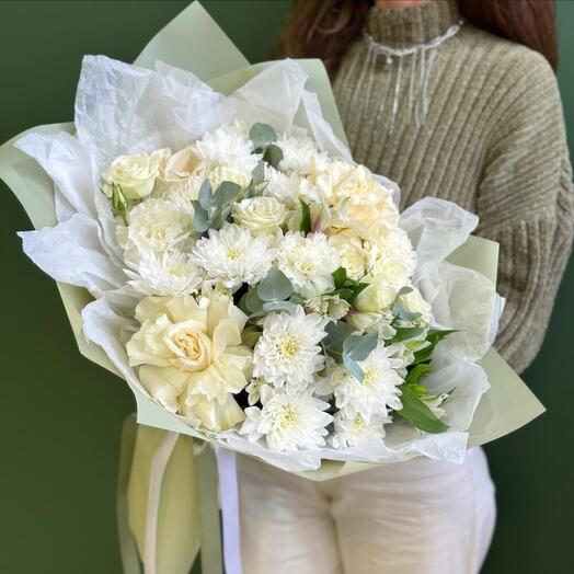 Букет с белыми розами, пушистой хризантемой, альстромериями и диантусами )