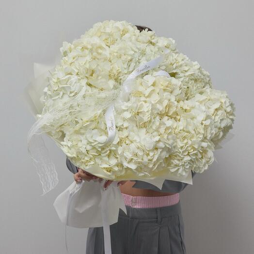 Белоснежный букет из 11 белых гортензий