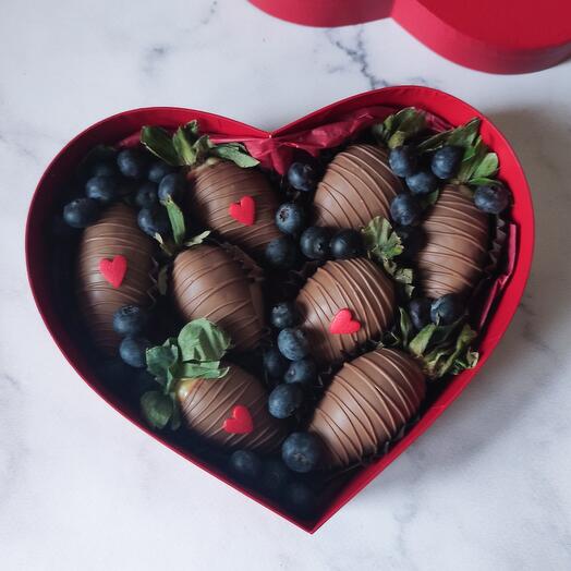 Клубника в шоколаде с голубикой подарок для любимой