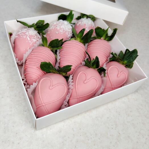 Fresas cubiertas de chocolate rosa