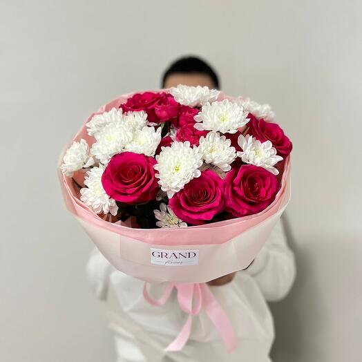 Евро букет из хризантем, одноголовых роз и кустовых роз