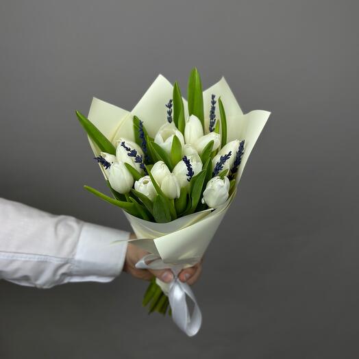 Букет с белоснежными тюльпанами и лавандой