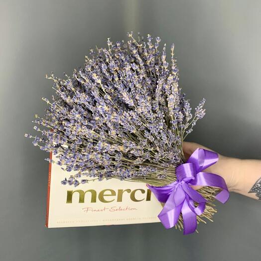 Большой букет лаванды и конфеты Merci