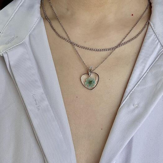 Подвеска-сердце с цветком бирюзовой гипсофилы