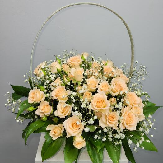 Корзина с кустовыми розами