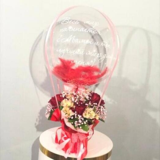 Букет цветов роз и альстремерии с шаром бабл в подарок маме