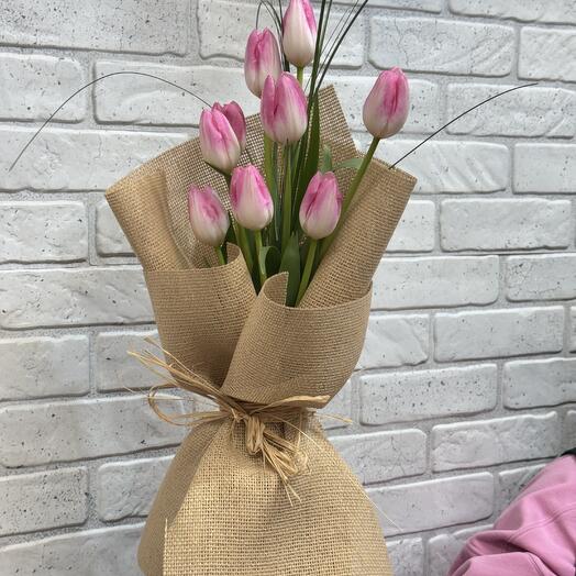 Тюльпаны в стильном оформлении