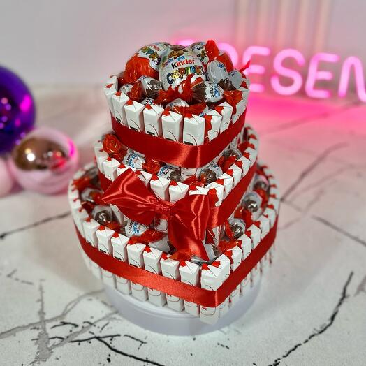 Башня из сердец с Киндерами