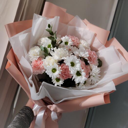 Нежный букет с хризантемой и диантусами 💕