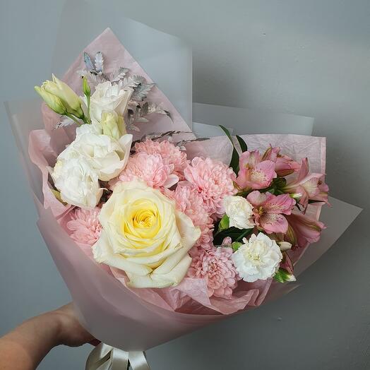 Букет с белой  пион розой,  розовой хризантемой,  альстромерией и эустомой к 8 марта