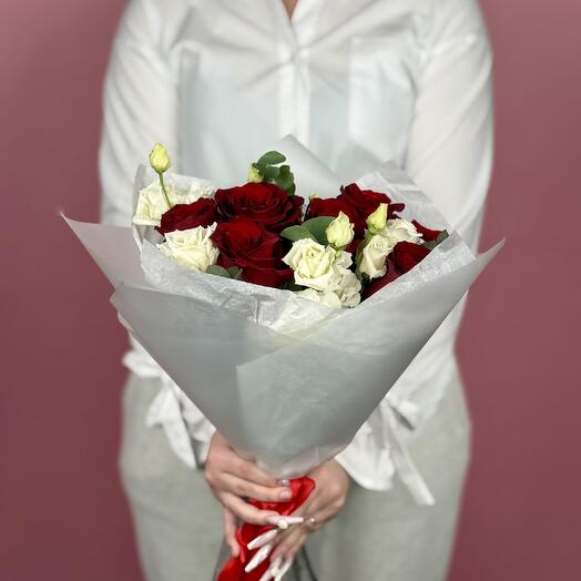 Яркий сборный букет из 7 красных роз и эустомы