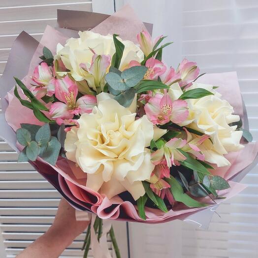 Delicado ramo llamativo con rosas francesas blancas, alstroemeria rosa y eucalipto