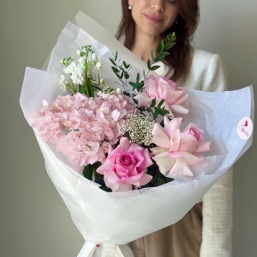 Delicate bouquet of roses and hydrangeas
