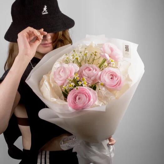 Букет с ранункулюсом и ромашкой, S