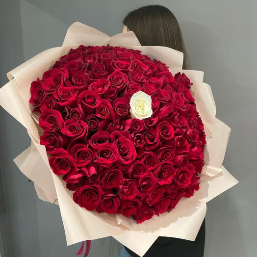 100 czerwonych róż z jedną białą różą