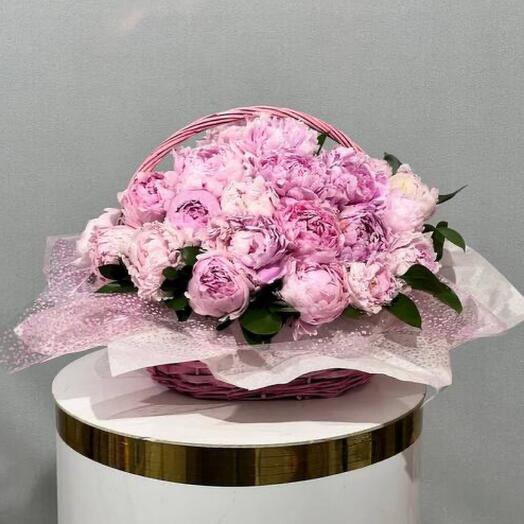 Розовые пионы в корзине 35 шт