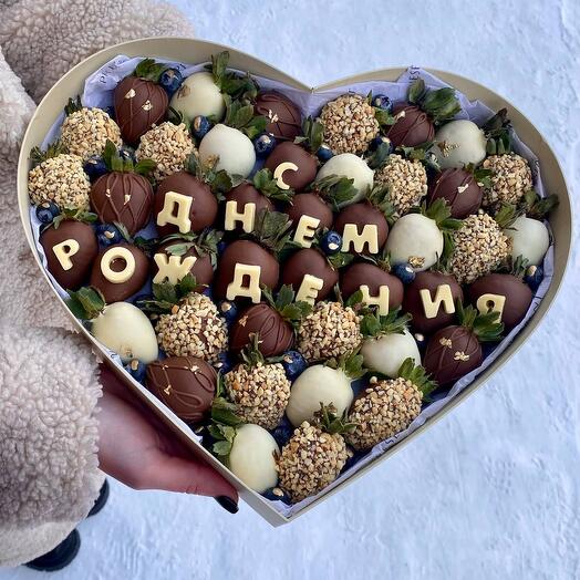 Сердце «Набор Сердце "C днем рождения" из клубники в белом и молочном шоколаде 35 см» L