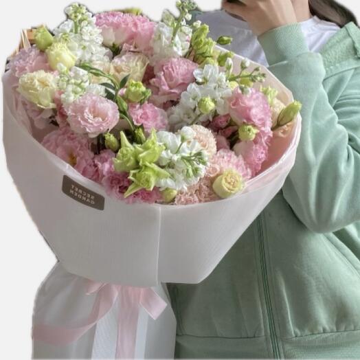 Нежный букет из эустомой и маттиолой