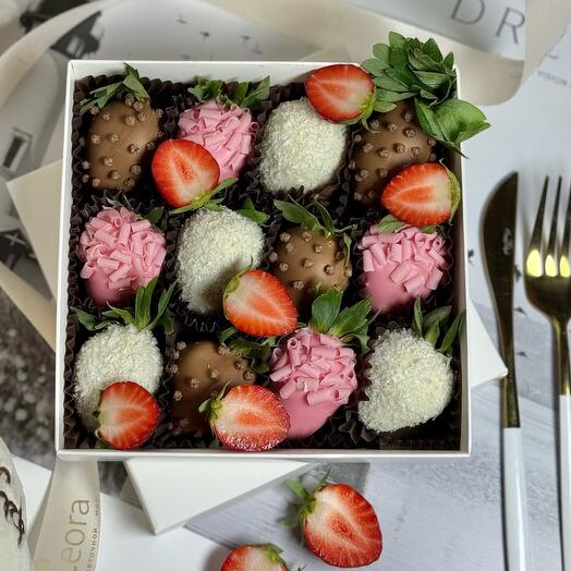 Клубника в Бельгийском шоколаде Callebaut 12-9 шт. Подарочный набор 2040. Leoraflowers