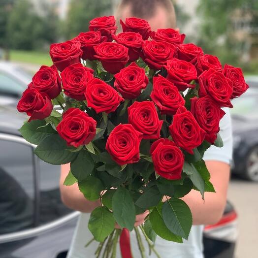 25 роз красных с атлас лентой