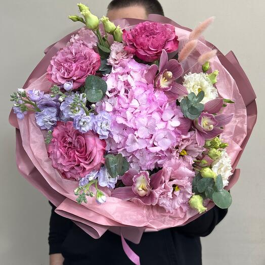 Bouquet with peony-shaped Country blue roses