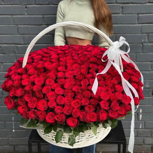 Корзина с красными розами