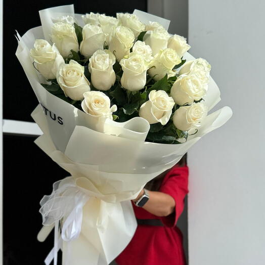 Моно-букет метровых белых роз
