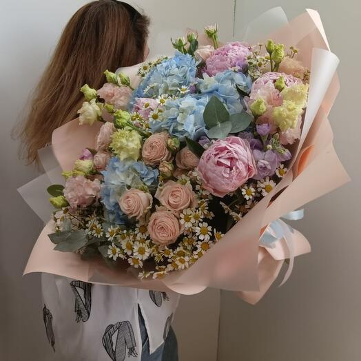 Премиальный букет пион, ромашка кустовая, гортензия, эустома, роза кустовая в упаковке
