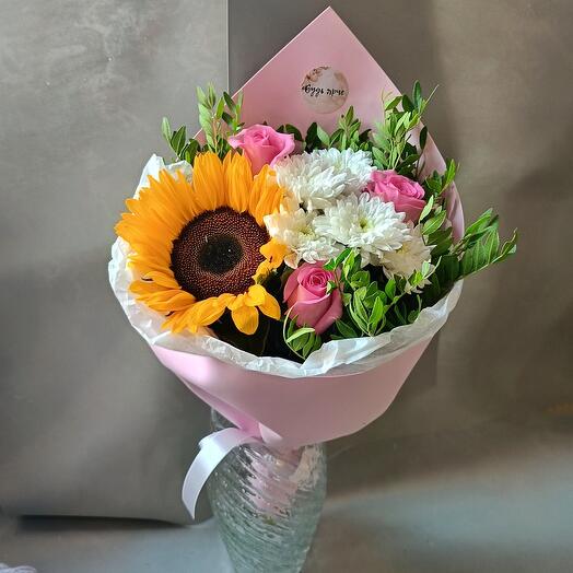 Летнее настроение🌻 Букет с подсолнухом , хризантемой и розой  Подсолнух Розы Хризантемы
