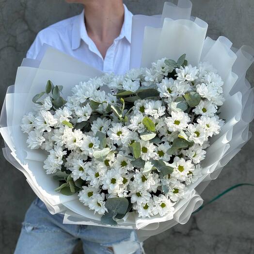 Дуо букет из хризантемы и эвкалипта в оформлении