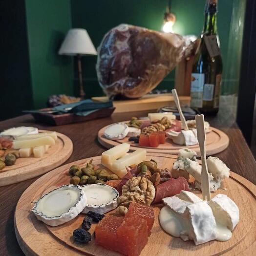 Электронный сертификат Сырная дегустация с вином на двоих в составе группы