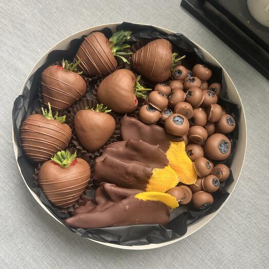 Микс из клубники , голубики и манго в шоколаде маме, жене