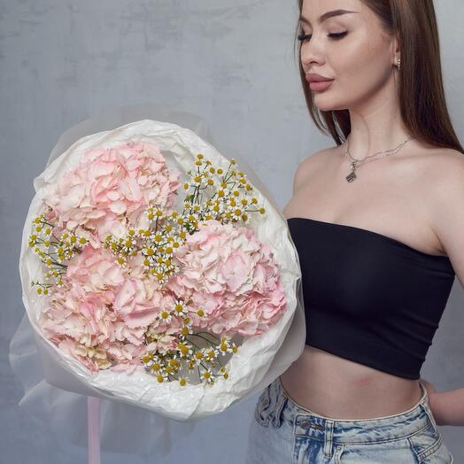 Букет из гортензии и мелкой ромашки