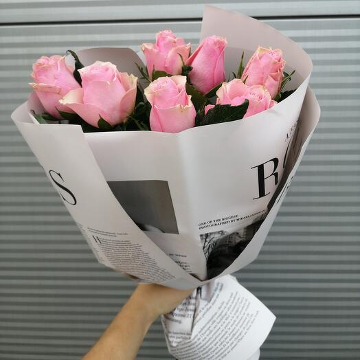 7 розовых роз