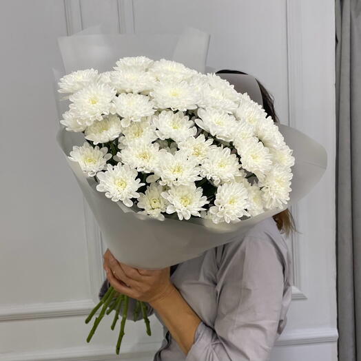 Пышный букет белая кустовая хризантема