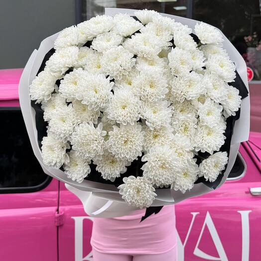 Ароматный букет из хризантем в белом оформлении