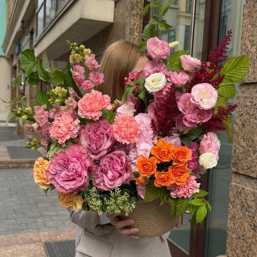 Цветочная композиция в плетеном кашпо 166