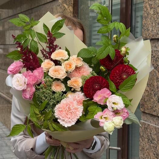 Букет с бордовыми георгинами 30