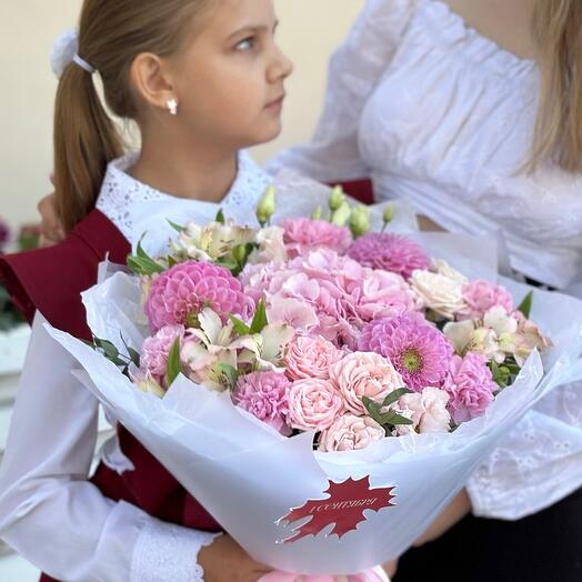 Букет с гортензией и георгинами